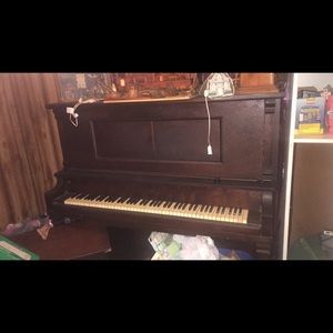 Selling this 1940s piano just needs tuned